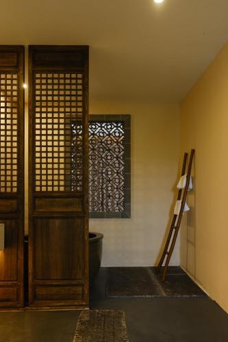 a room with a door and a window at Huangshan Yixian Pumanmanju Hotel in Huangshan
