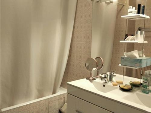 une salle de bain avec un lavabo, une douche et un miroir dans l'établissement Appartement T3 avec Terrasse Centre Plage - FR-1-331-33, à Les Sables-dʼOlonne
