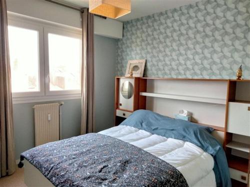 une chambre avec un lit et une fenêtre dans l'établissement Appartement T3 avec Terrasse Centre Plage - FR-1-331-33, à Les Sables-dʼOlonne