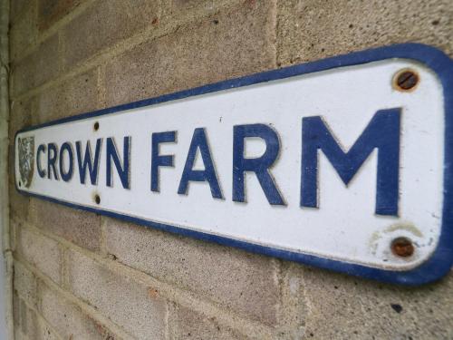 Sijil, anugerah, tanda atau dokumen lain yang dipamerkan di Crown Farm