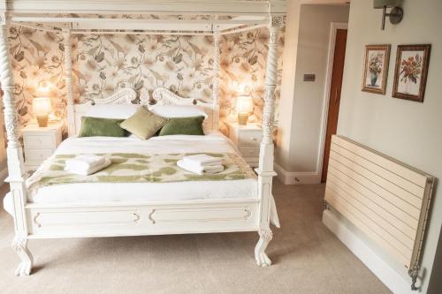 a bedroom with a white bed and two lamps at 5 Bed Luxury Townhouse with Hot Tub, Rooftop Terrace, Perfect for Groups, Near Cruise Terminal in Southampton