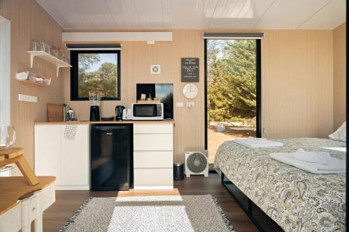 Una cocina o cocineta en Fassifern Tiny House 1 by Tiny Away