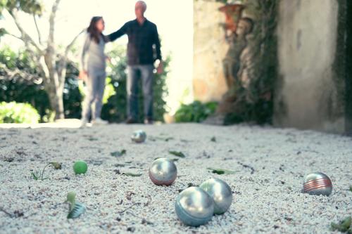 two people standing in a yard with easter eggs on the ground at Quinta da Cumieira in Cumieira