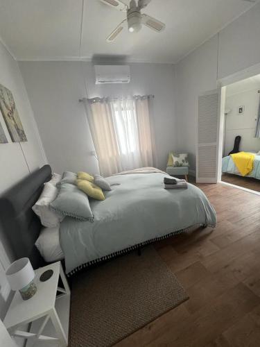 Ένα ή περισσότερα κρεβάτια σε δωμάτιο στο 9 Ash Street Cessnock