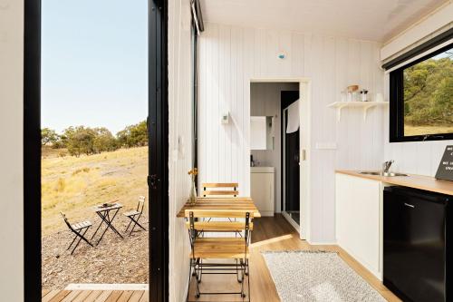 Una cocina y un comedor con mesa y sillas. en Gem near the Dam by Tiny Away, en Romsey