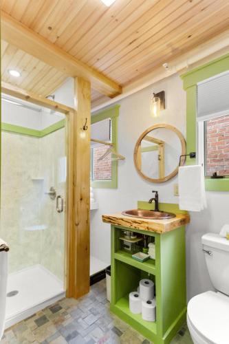 a bathroom with a green sink and a shower at Downtown Camden Hotel in Camden