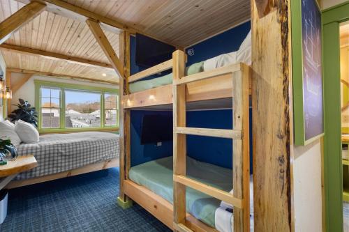 a bunk bed room with bunk beds in a house at Downtown Camden Hotel in Camden