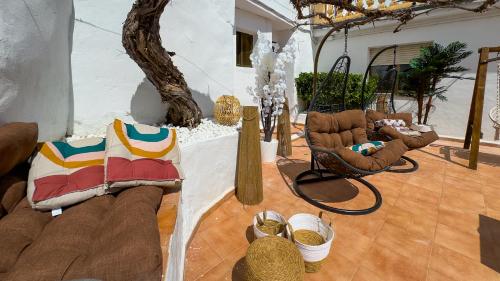 a living room with two chairs and a table at Casa Rural Oasis in Zulema