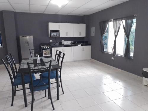 a kitchen and dining room with a table and chairs at Apartamento familiar 1 con 3 habitaciones y 4 camas in San Salvador