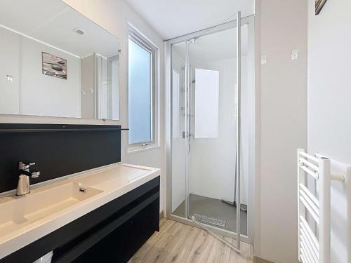 une salle de bain avec un lavabo et une douche dans l'établissement Mobil-home Grand Confort à 200m de la plage, 4 pers, piscine chauffée, parking, Wi-Fi inclus - FR-1-361A-8, à Jullouville