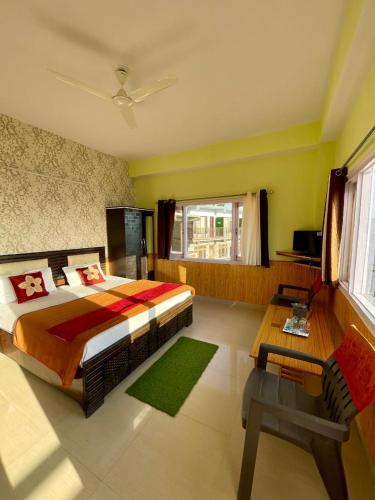 a bedroom with a bed and a table and a desk at Hotel Shimla hills in Kīar