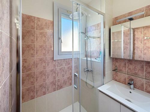 a bathroom with a shower and a sink at Confortable appartement proche du Port Guillaume pour 4 avec animaux admis - FR-1-465-125 in Dives-sur-Mer