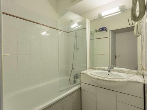 une salle de bain blanche avec un lavabo et une douche dans l'établissement Appartement rénové proche plage et golf à Bidart - FR-1-3-626, à Bidart