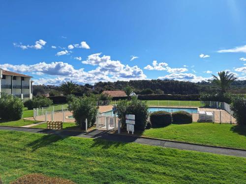 - une vue aérienne sur une cour avec une piscine dans l'établissement Appartement rénové proche plage et golf à Bidart - FR-1-3-626, à Bidart