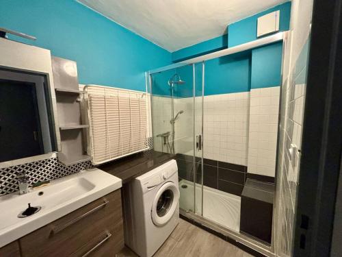 La salle de bains est pourvue d'un lave-linge et d'une douche. dans l'établissement Appartement T3 à Argelès-Plage à 50m de la mer - FR-1-388-233, à Argelès-sur-Mer
