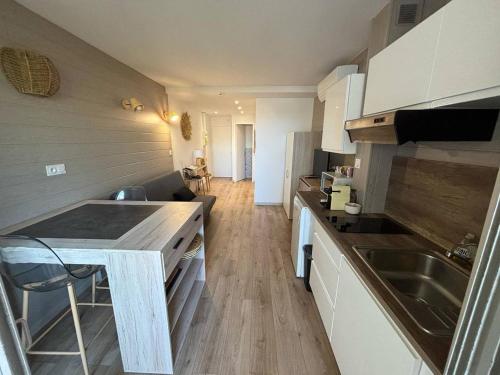 une petite cuisine avec un comptoir et un évier dans l'établissement Studio moderne au port, clim et wifi - FR-1-723-177, au Cap d'Agde