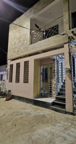 a building with a door and stairs on it at Hospedaje Saray Sofia in Coveñas