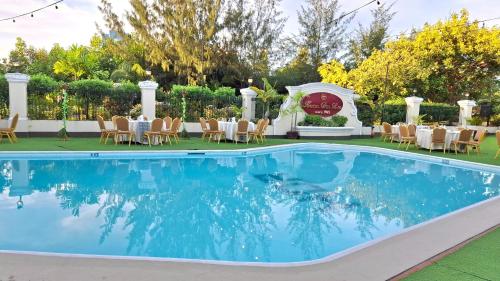 Bazén v ubytování Hotel Del Rio nebo v jeho okolí