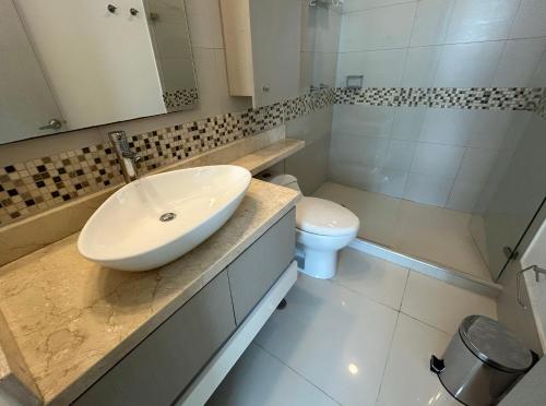 a bathroom with a sink and a toilet at Apartamento en Edificio Palmetto Beach frente a la Playa in Cartagena de Indias