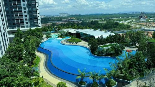Bandar Gamuda CoveにあるGamuda Cove Splash Mania Forest View Fully Air-Con Suiteのリゾートのプールの航空写真