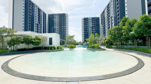 Bandar Gamuda CoveにあるGamuda Cove Splash Mania Forest View Fully Air-Con Suiteの高層ビルが立ち並ぶ都市の大きなプール