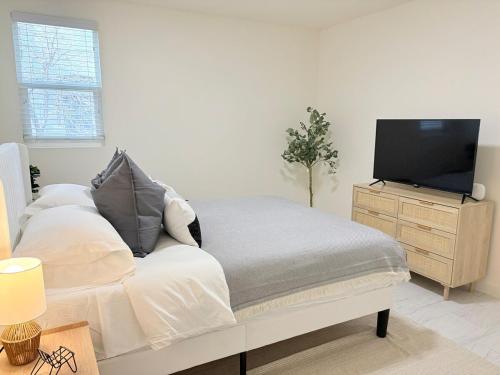 Μια τηλεόραση ή/και κέντρο ψυχαγωγίας στο SLC Condo - Walk to Everything