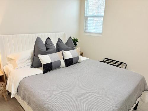 Ένα ή περισσότερα κρεβάτια σε δωμάτιο στο SLC Condo - Walk to Everything
