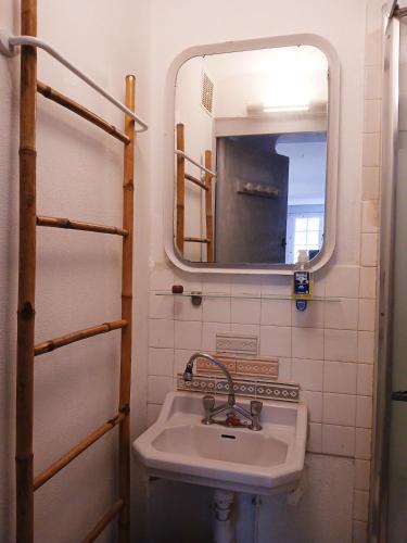 une salle de bain avec un lavabo et un miroir dans l'établissement bright and warm beachfront studio, à Capbreton