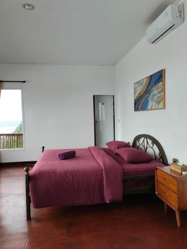 Un dormitorio con una cama grande con almohadas rojas. en Nunggalan Octopus 3, en Uluwatu