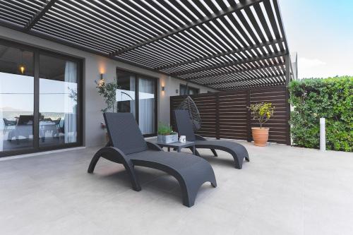 Ruang duduk di Villa Orama - Sea view with private pool