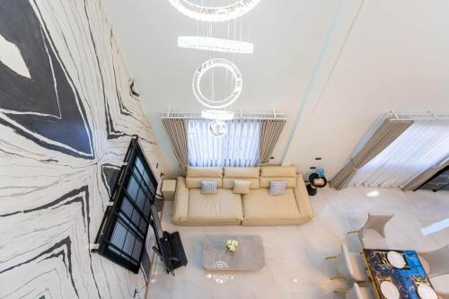 Una vista aérea de una sala de estar con un sofá. en Psalms 23 Residence, en Bangkok