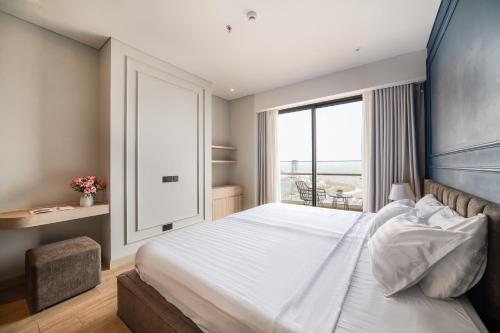 Una cama o camas en una habitación de Comzy Homestay by Citadines Residence Ha Long