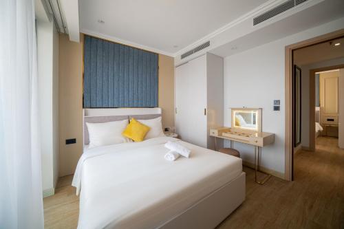 Una cama o camas en una habitación de Comzy Homestay by Citadines Residence Ha Long