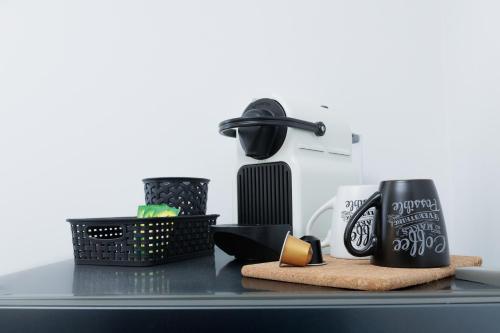 ヴァランスにあるCosy Nest - parking - Netflixのバスケットと靴が置かれたカウンタートップ