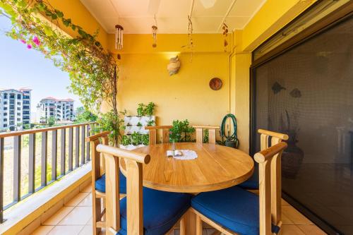 a wooden table and chairs on a balcony at Paraiso Presidential 20 -Ocean View Penthouse And Digital Nomad Haven in Playa Flamingo