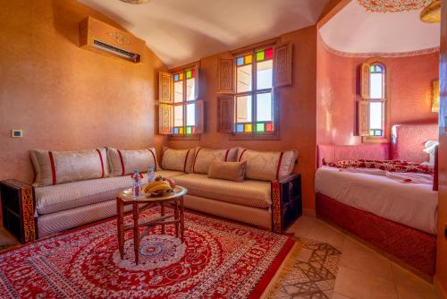 Postel nebo postele na pokoji v ubytování Atlas Castle Marrakech