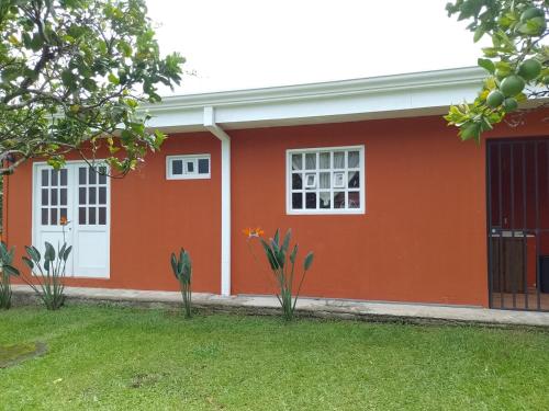 Το κτήριο όπου στεγάζεται  η παραθεριστική κατοικία