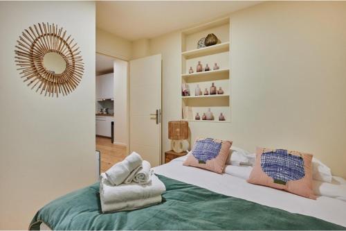 une chambre avec un lit avec un miroir au mur dans l'établissement Sublim apartement Saint Germain des Prés, à Paris