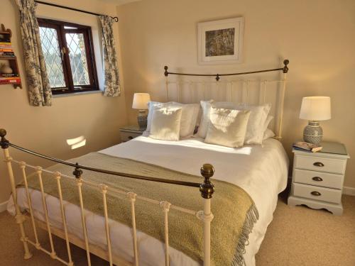 Voodi või voodid majutusasutuse Lovely Little Garden Cottage, Tamar Valley, Cornwall toas