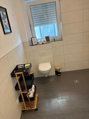 a small bathroom with a toilet and a window at Baierrefreies Apartment Stielzchen Steinbeck in Recke