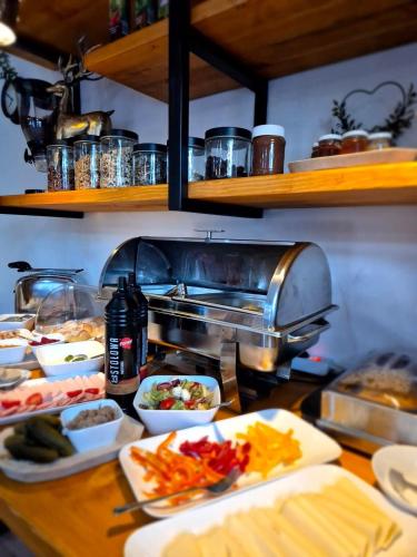Makanan di atau berdekatan rumah tamu ini
