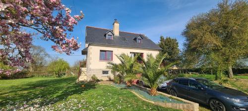 une maison avec une voiture garée devant dans l'établissement La tête dans les étoiles, à Breteil