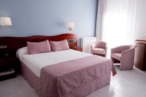 Ένα ή περισσότερα κρεβάτια σε δωμάτιο στο Hotel Plaça