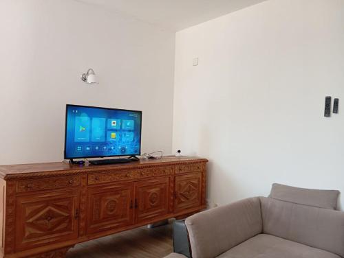 Una televisión o centro de entretenimiento en House with a swimming pool