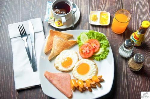ルーイにあるベイブーン グランド ホテルの卵トースト、トマトを含む朝食用の食品