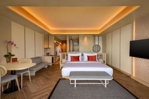 TV a/nebo společenská místnost v ubytování Katamaran Hotel & Resort Komodo
