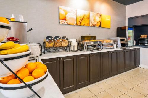 Kuchyň nebo kuchyňský kout v ubytování Comfort Hotel & Suites