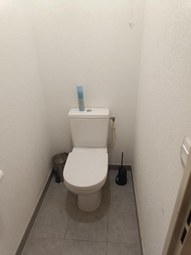 une salle de bain avec des toilettes blanches dans une chambre dans l'établissement Côté green, à Juvignac