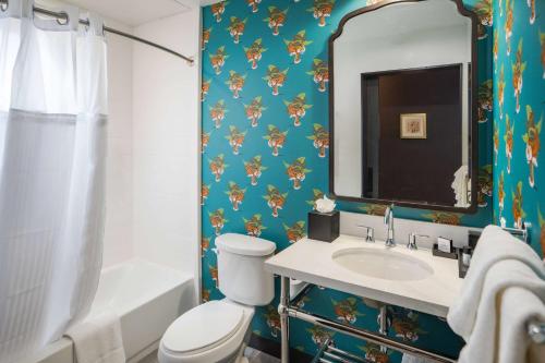 Origin Baton Rouge, a Wyndham Hotelにあるバスルーム