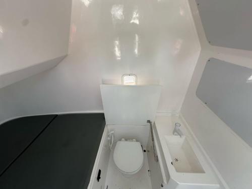 un piccolo bagno con un water al centro di Fish On a Città di Malé